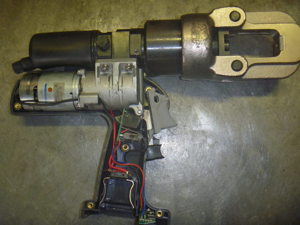 泉精器製作所 油圧圧着器 ＲＥＣ－１５２０ＦＭＨ 作動不良修理 – 株式